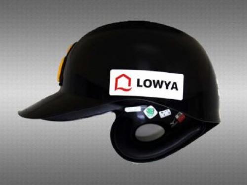 ヘルメットに「ロウヤ」のロゴを掲載